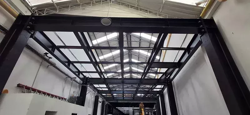Construcción de mezanine metálico