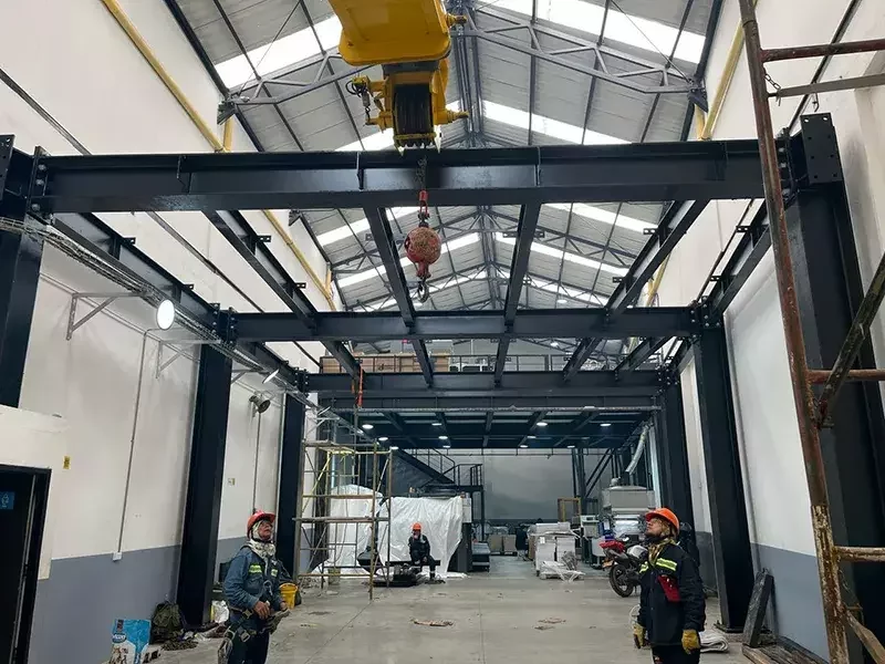 Construcción de mezanine metálico